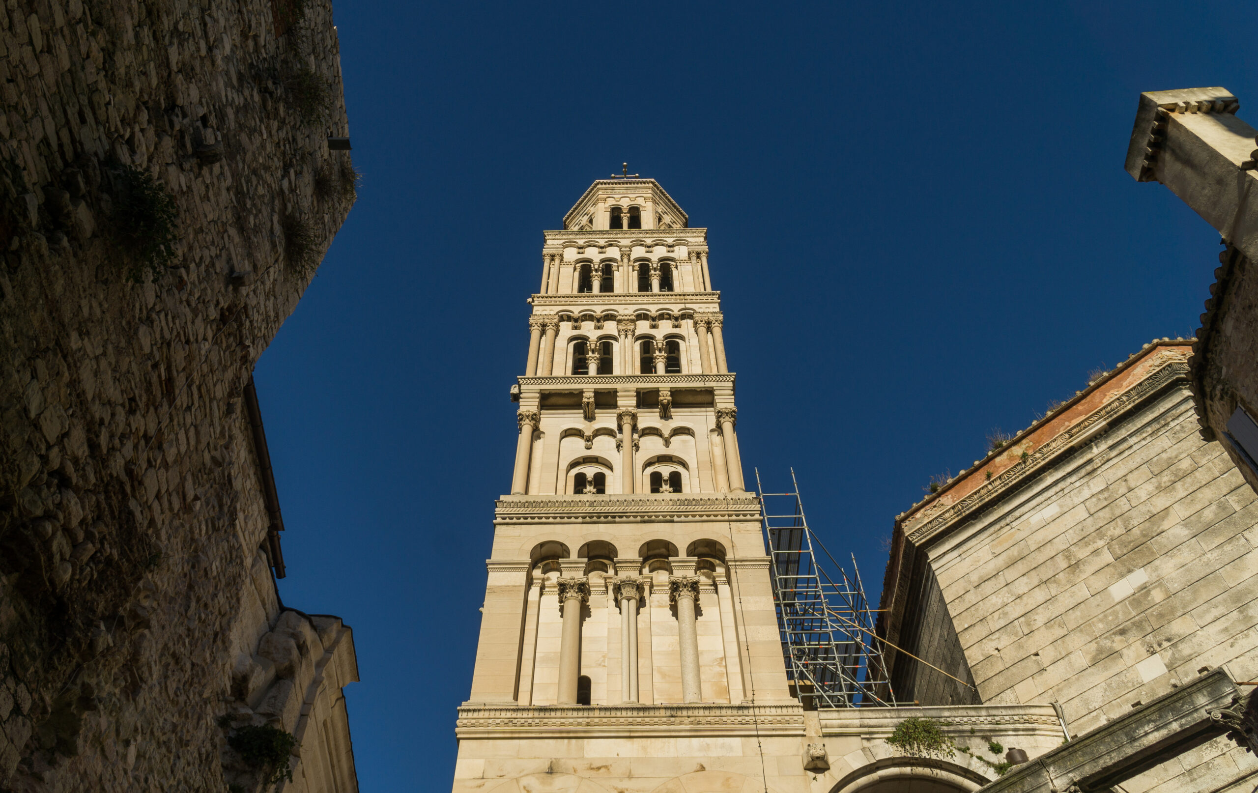 스플리트 디오클레티아누스 궁전 안 성 도미니우스 대성당 종탑 클로즈업