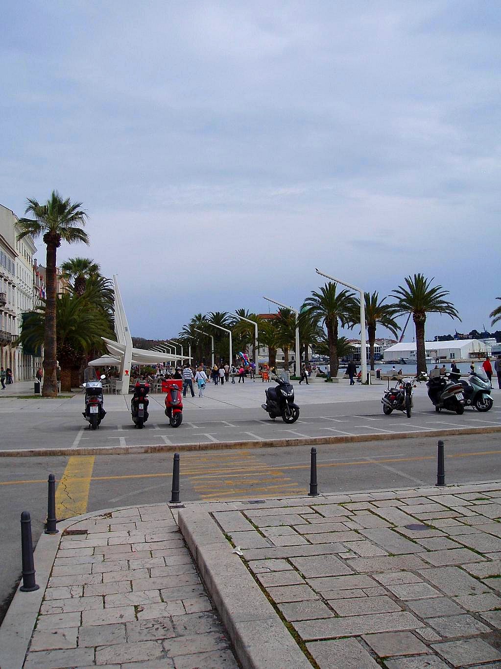 스플리트 리바 산책로의 야자수 줄과 항구 앞 보행로 풍경