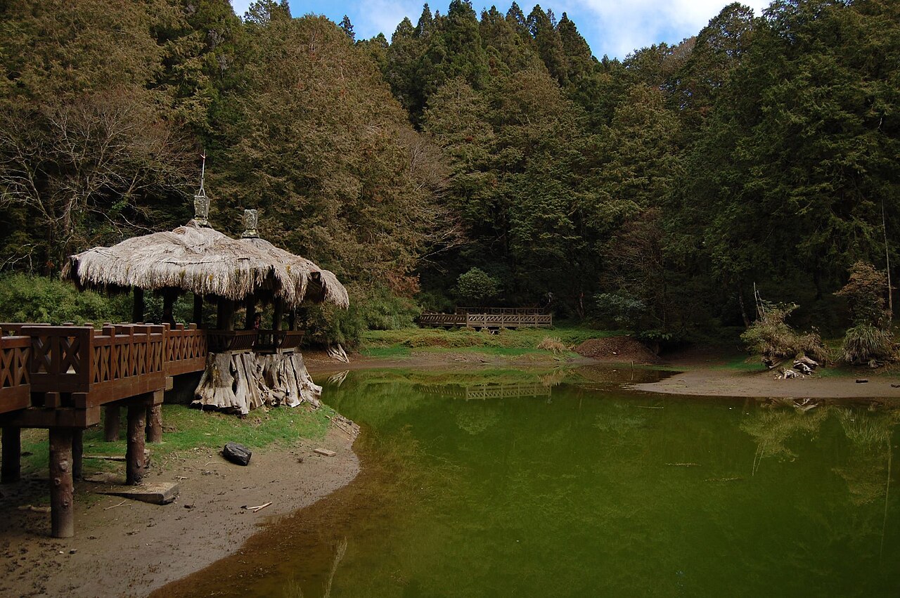 대만 아리산 자매담의 데크 산책길과 정자