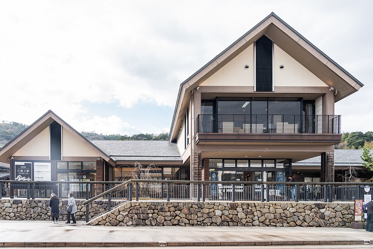 교토 단고철도 아마노하시다테역 건물 정면과 역 앞 거리 풍경