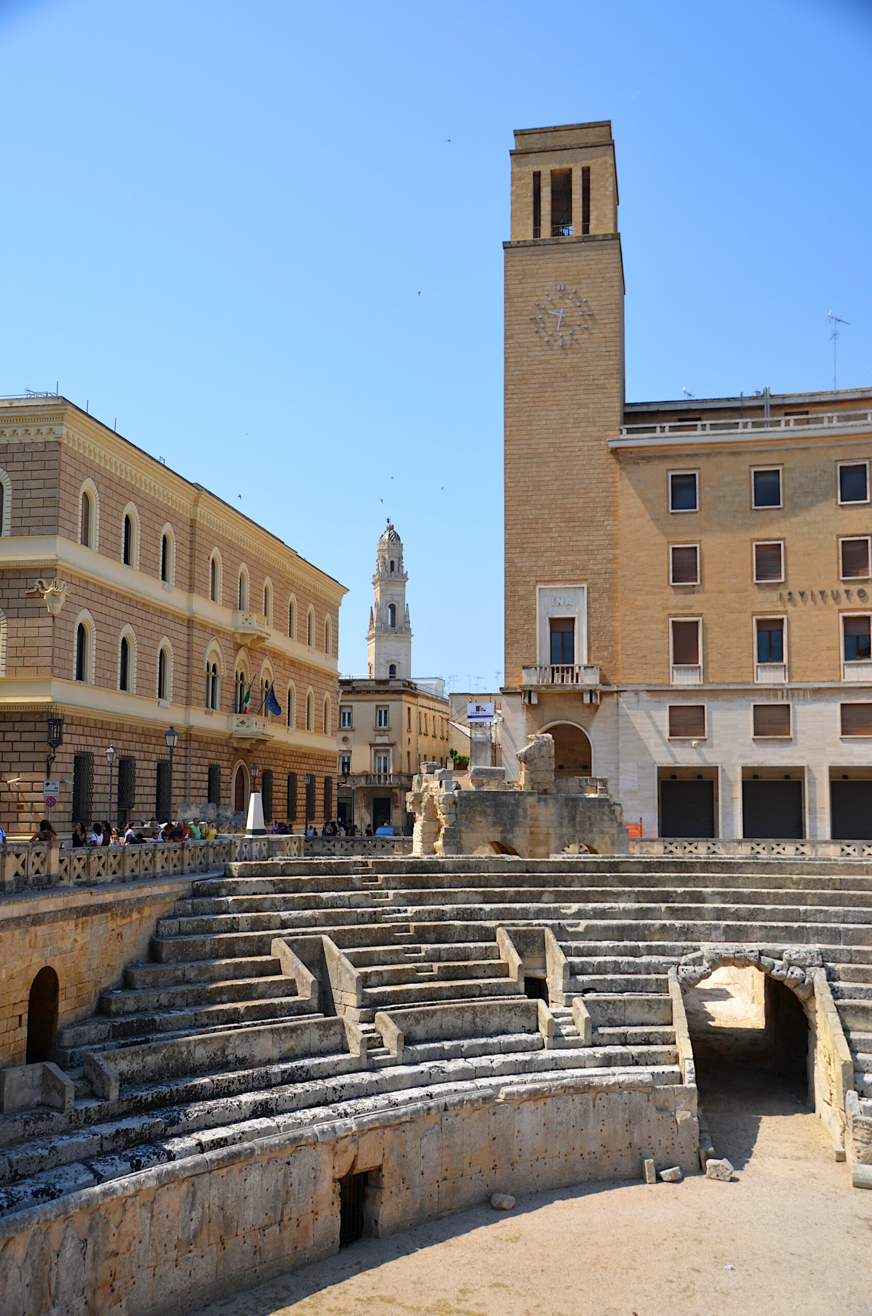 레체 산토론초 광장에 자리한 로마 원형극장 전경