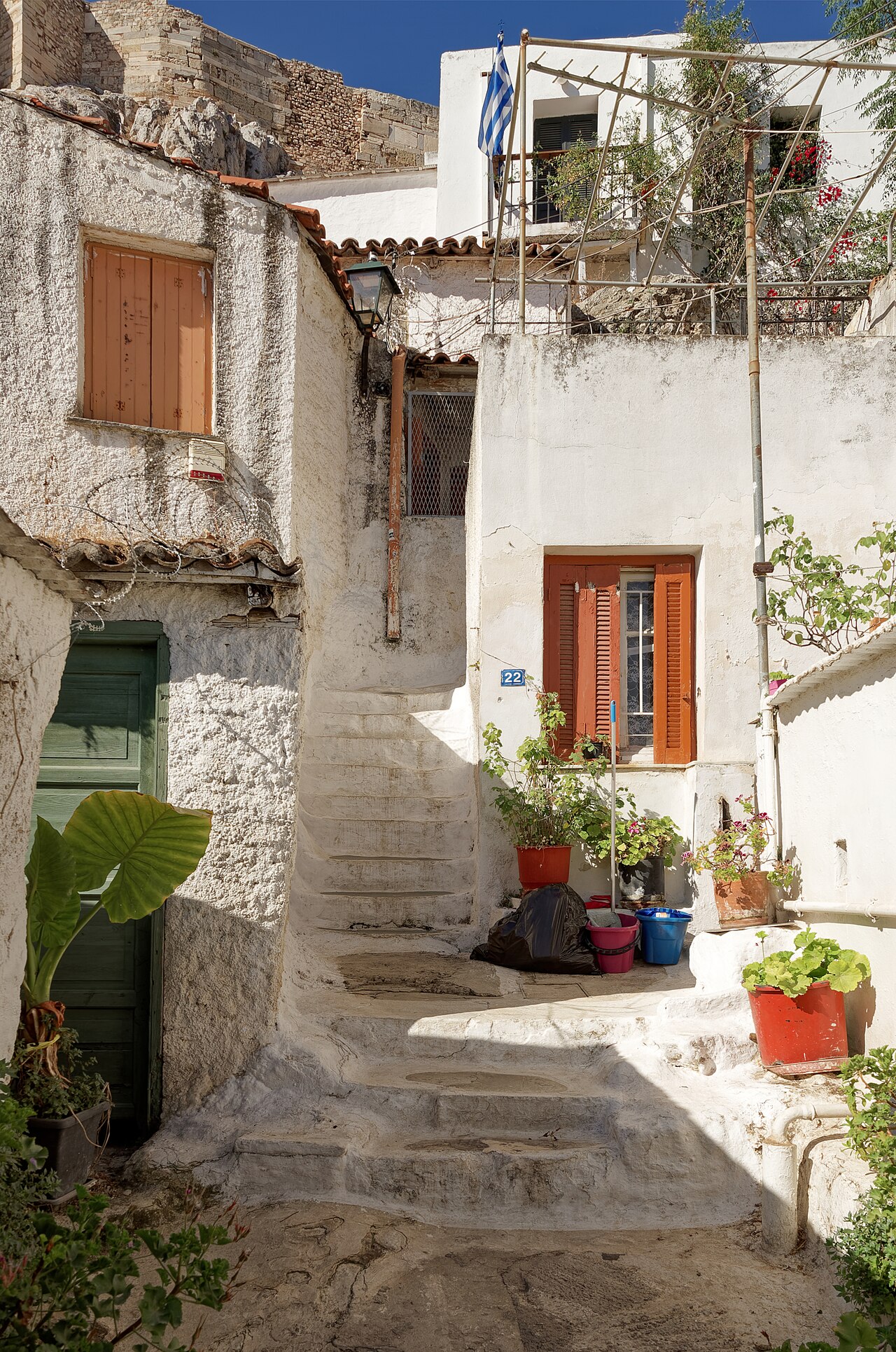 하얀 벽과 계단 골목이 이어지는 아테네 아나피오티카 풍경
