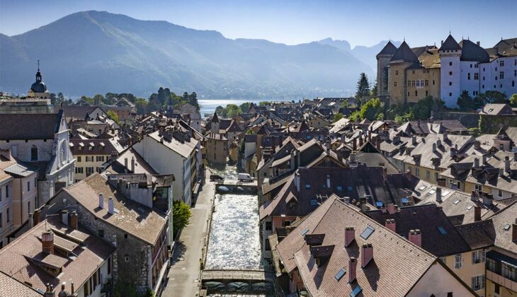 안시 구시가지와 샤토 당시, 뒤로 보이는 안시 호수 전경