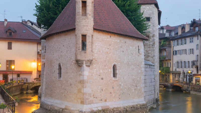 안시 구시가지 티우 운하 위 팔레 드 릴 전경