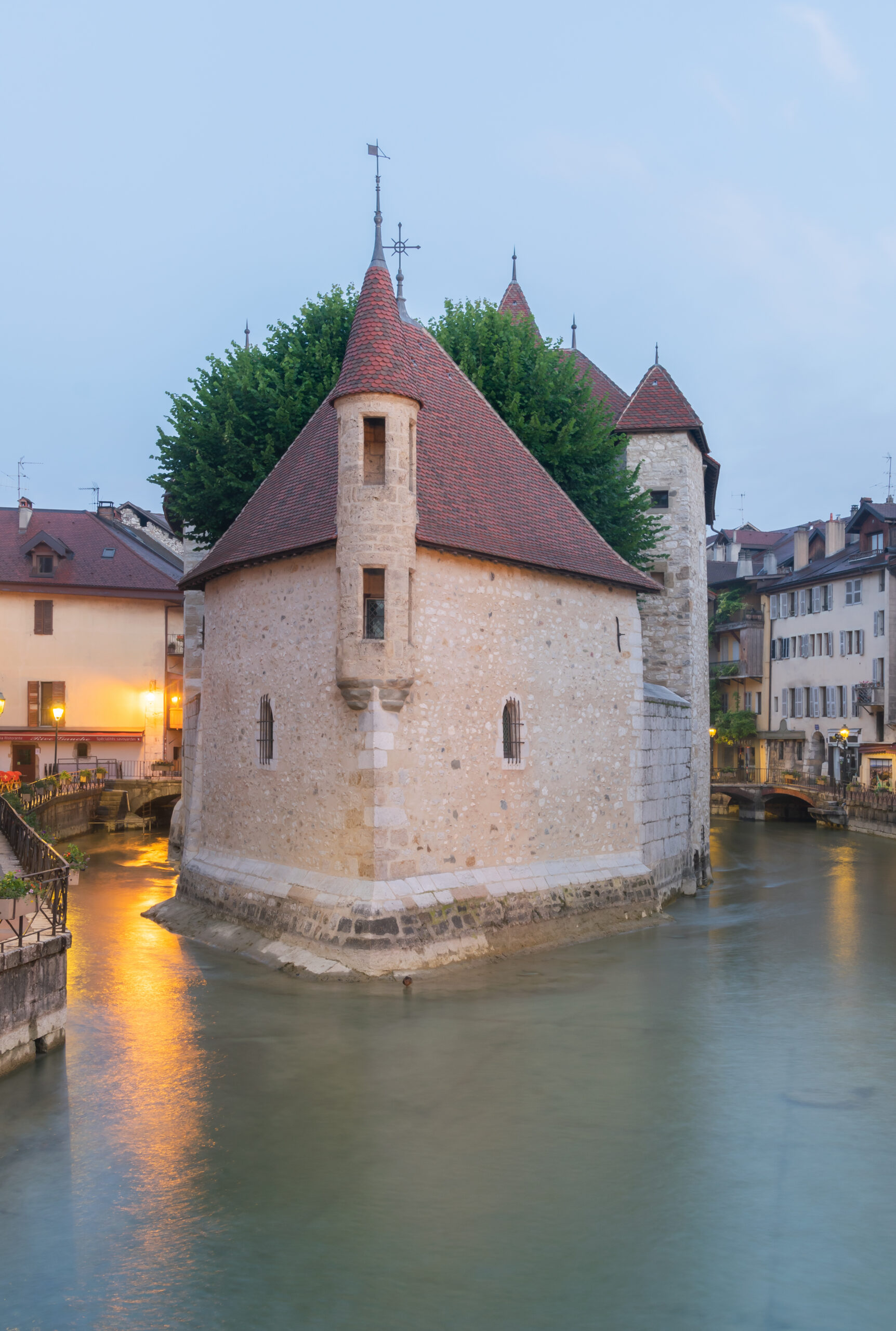 안시 구시가지 티우 운하 위 팔레 드 릴 전경