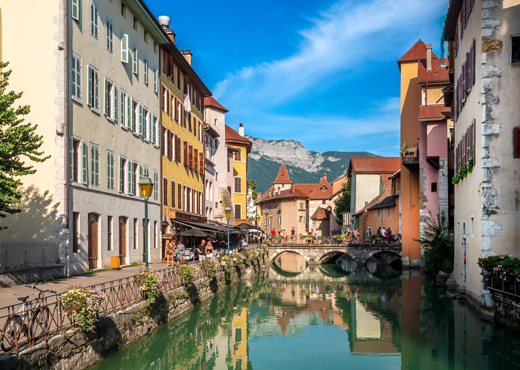 안시 구시가지 골목 사이로 이어지는 운하와 파스텔 건물 풍경