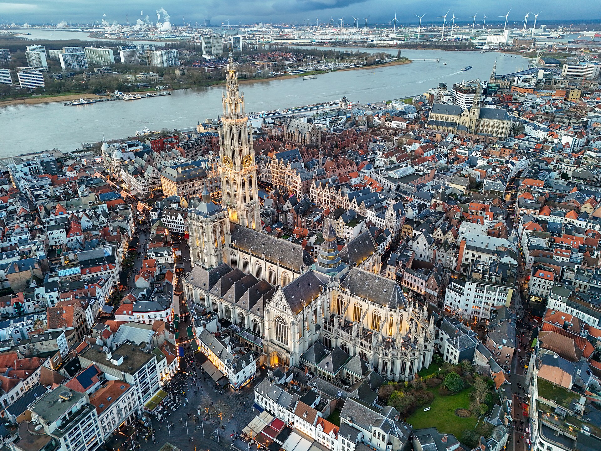 성모 대성당 첨탑과 붉은 지붕의 올드타운, 스헬더강이 함께 보이는 안트베르펜 전경