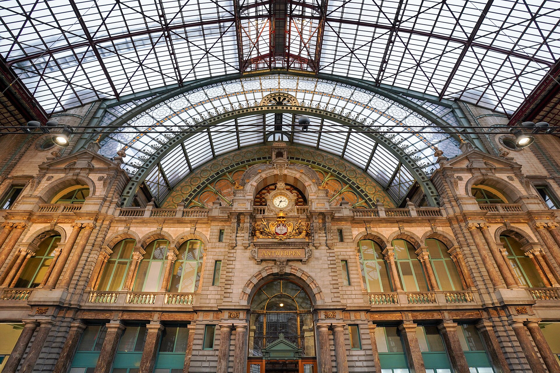 대형 아치와 철제 지붕 구조가 보이는 안트베르펜 중앙역 내부