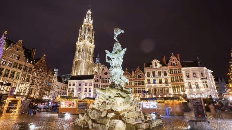 브라보 분수와 길드하우스, 성모 대성당 첨탑이 함께 보이는 안트베르펜 흐로터 마르크트