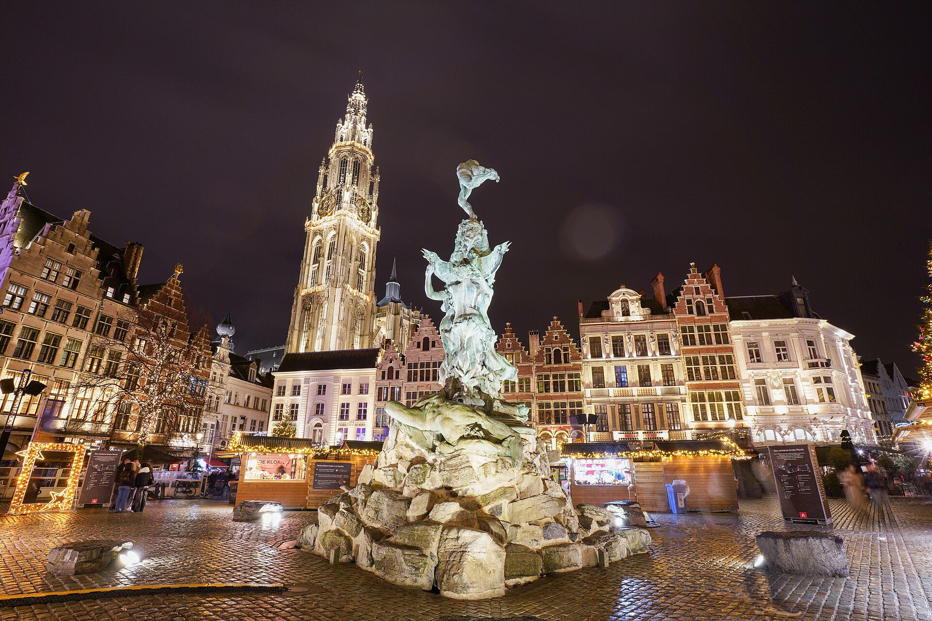 브라보 분수와 길드하우스, 성모 대성당 첨탑이 함께 보이는 안트베르펜 흐로터 마르크트