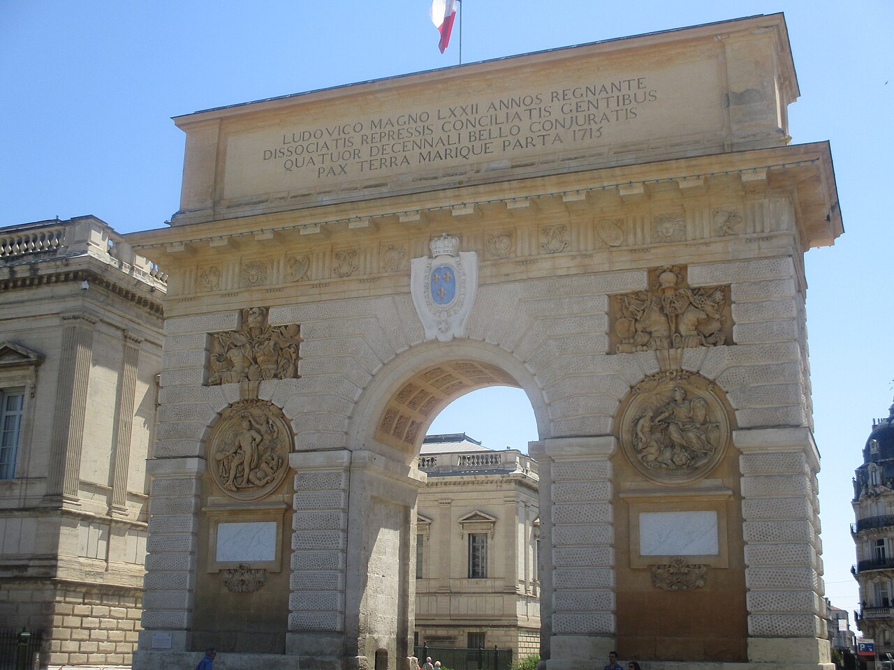 몽펠리에 포르트 뒤 페이루 개선문 정면 모습