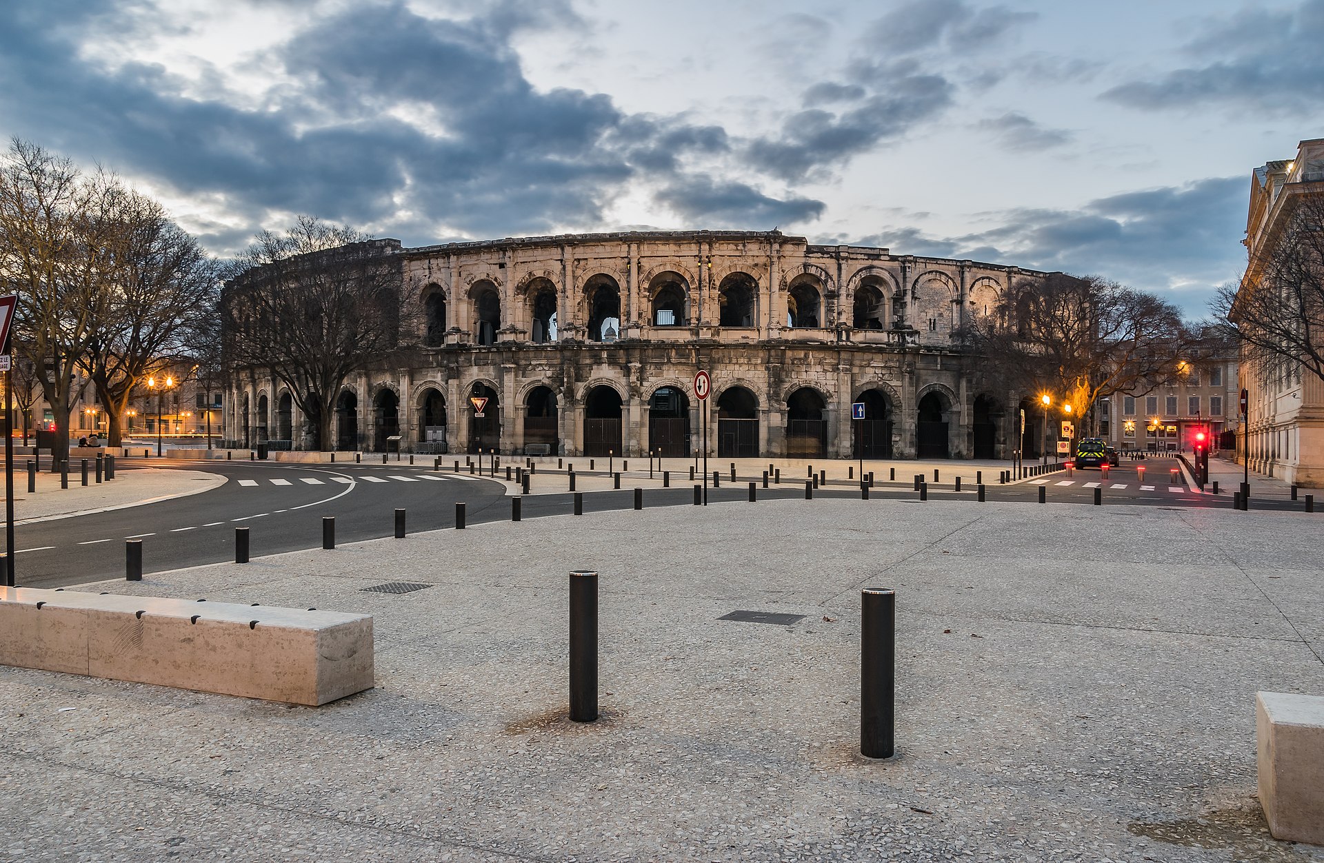 님 도심 거리에서 바라본 아레나 드 님 석조 외벽