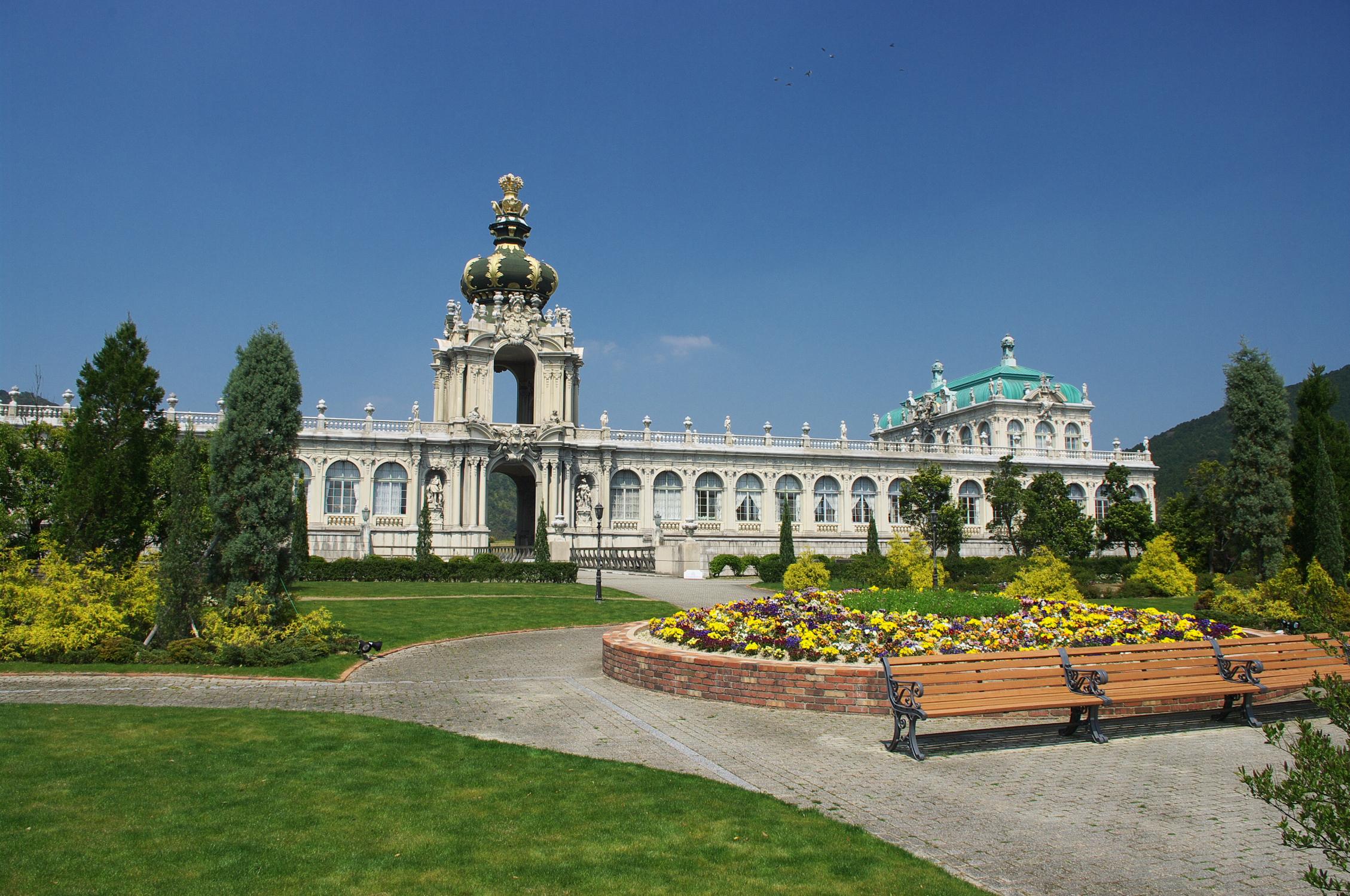 사가현 아리타 포슬린파크의 츠빙거궁 스타일 건물 전경