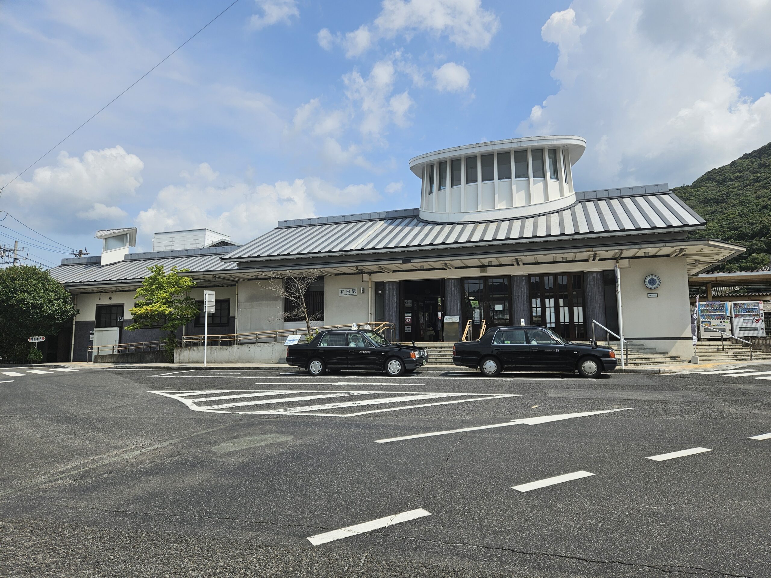 사가현 JR 아리타역 건물 정면과 역명 표지