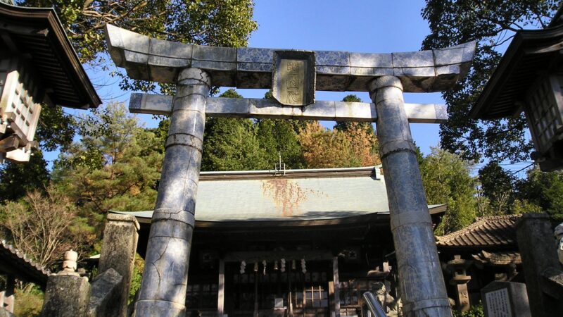 사가현 아리타 도잔신사의 도자기 도리이와 참배 길 풍경