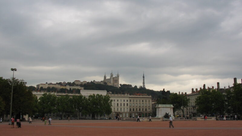 플라스 벨쿠르에서 푸르비에르 대성당과 언덕이 보이는 리옹 도심 전경