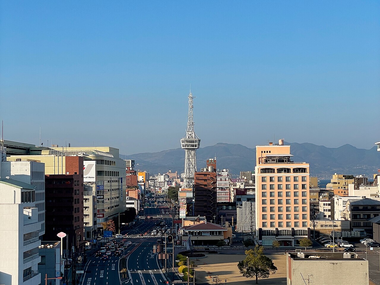 벳푸 시내 중심부와 벳푸타워가 함께 보이는 전경