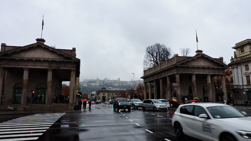 베르가모 포르타 누오바에서 치타 알타 언덕과 구시가지 실루엣이 보이는 도심 전경