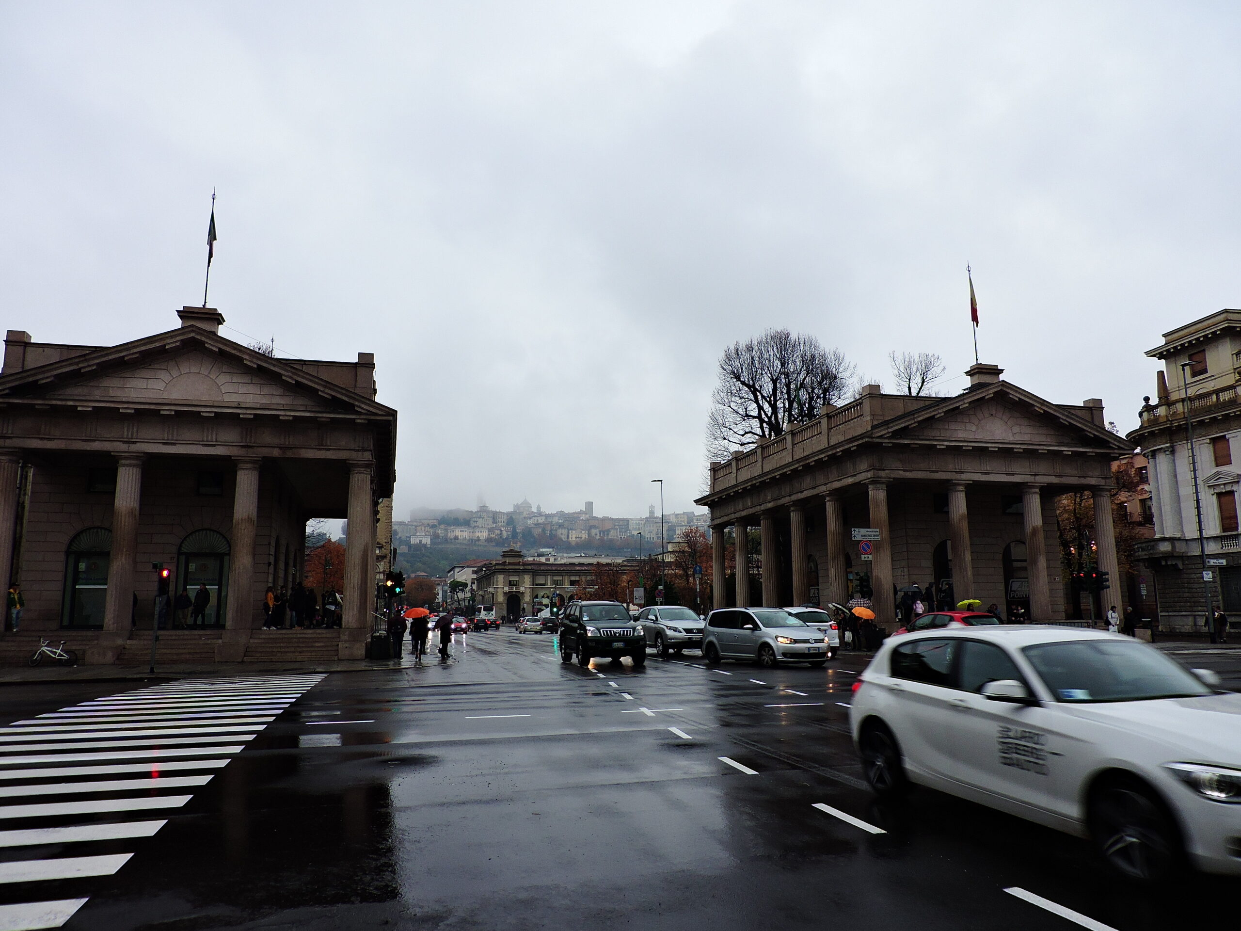 베르가모 포르타 누오바에서 치타 알타 언덕과 구시가지 실루엣이 보이는 도심 전경