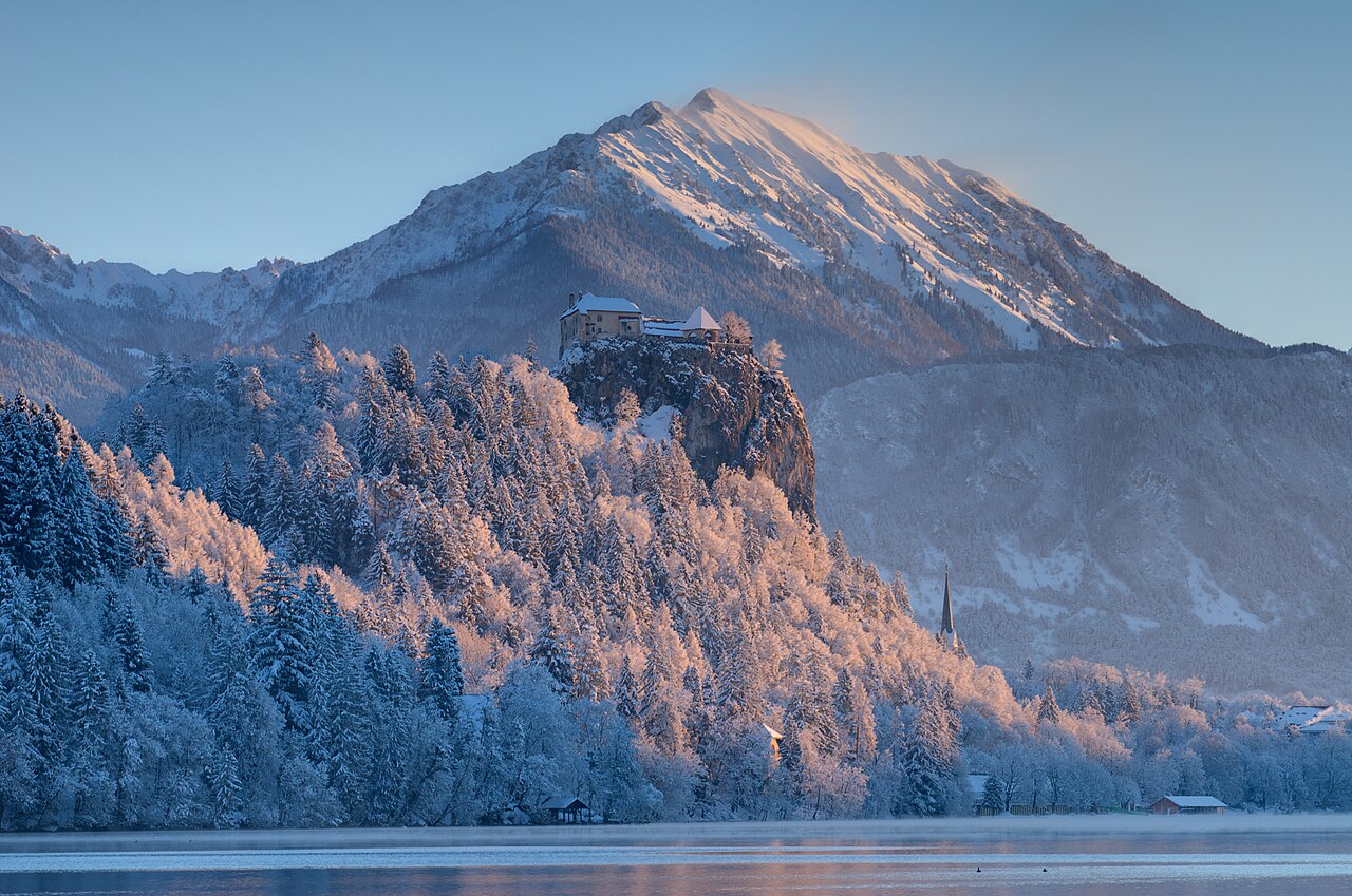 블레드 호수 위 절벽에 자리한 블레드성 외관