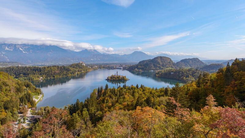 말라 오소이니차 쪽 전망대에서 내려다본 블레드 호수와 블레드 섬, 블레드성