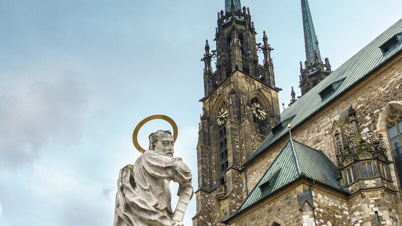 체코 브르노 페트로프 언덕의 성 베드로와 바울 대성당 쌍탑과 석상 풍경