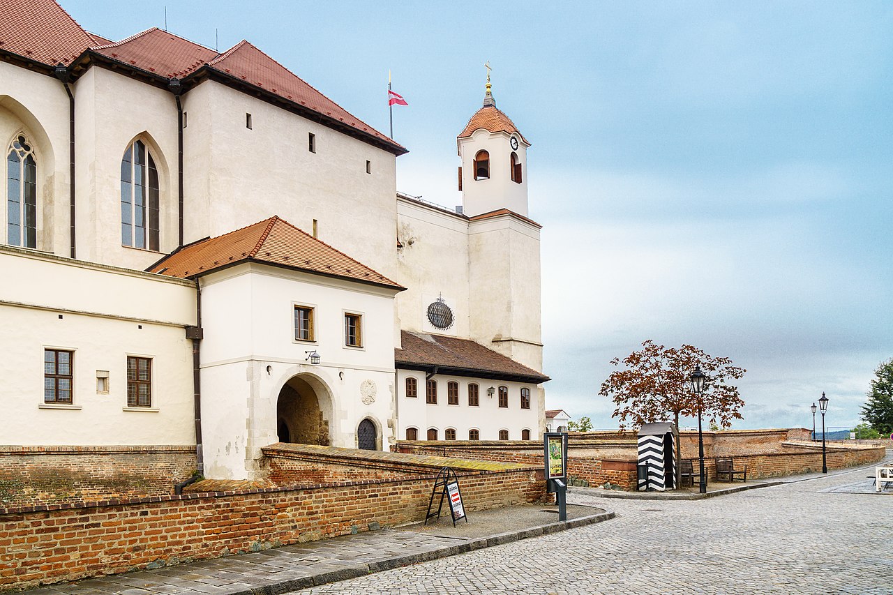 체코 브르노 언덕 위 슈필베르크 성 외곽 건물과 성벽 산책로