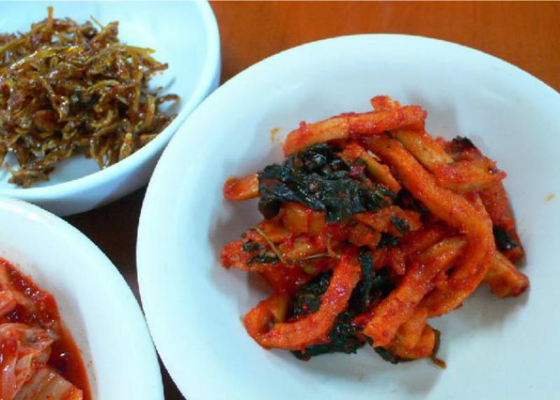 멸치볶음과 무침, 김치가 작은 흰 그릇에 담겨 놓인 부민옥 반찬 구성