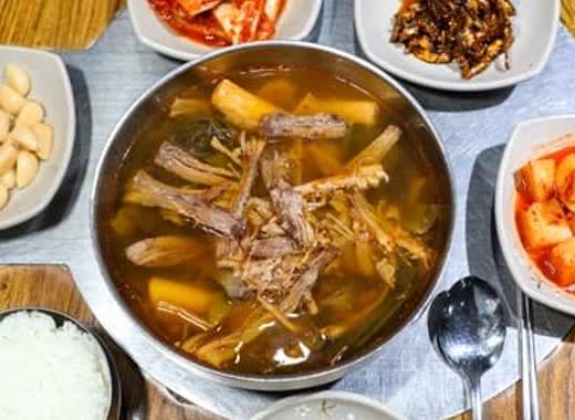 국물 그릇과 밥, 반찬이 조금 더 가까이 잡힌 부민옥 상차림 클로즈업