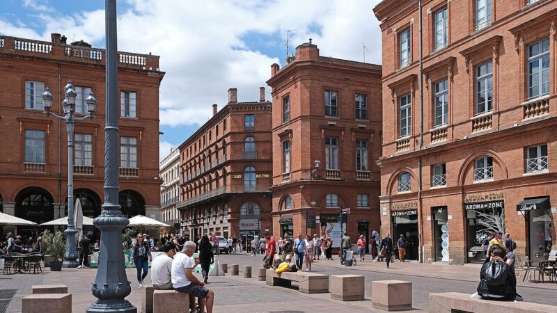 툴루즈 카피톨 광장의 분홍빛 벽돌 건물과 넓은 광장 전경