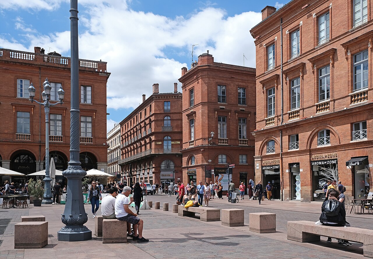 툴루즈 카피톨 광장의 분홍빛 벽돌 건물과 넓은 광장 전경