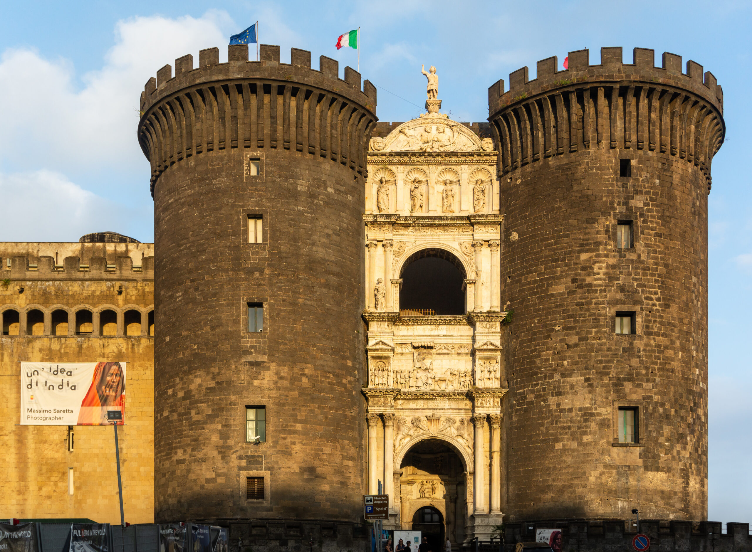 둥근 탑과 개선문 입구가 보이는 나폴리 카스텔 누오보