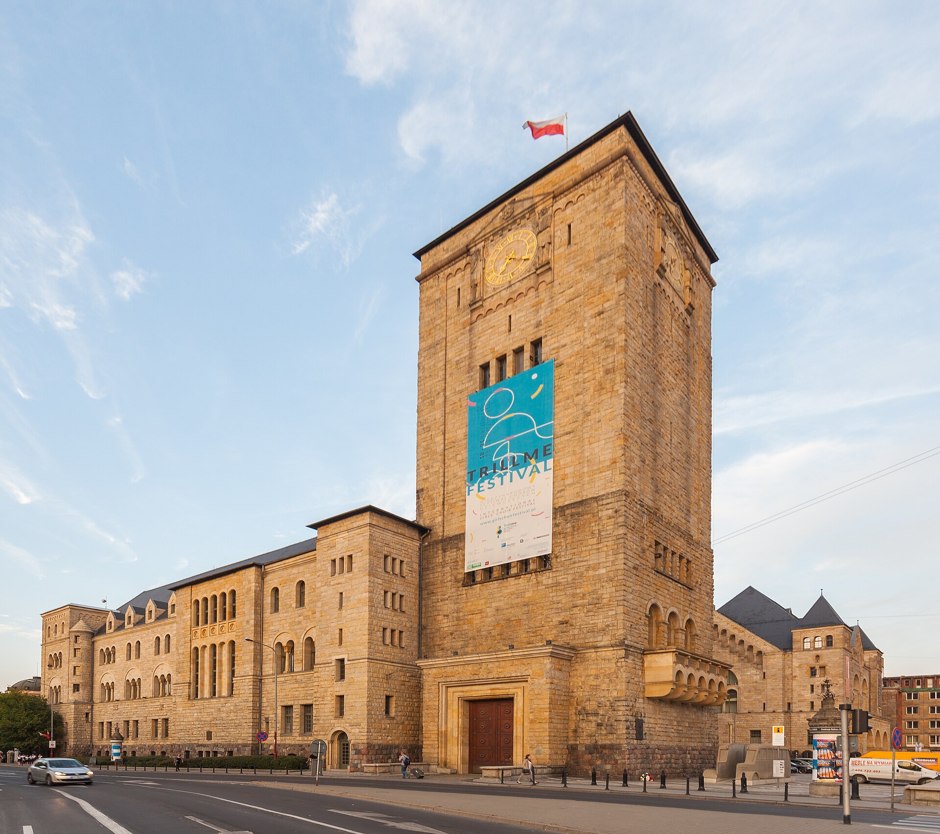 포즈난 임페리얼 캐슬의 석조 외관과 높은 탑이 보이는 풍경