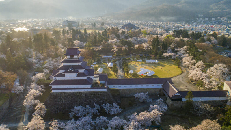 일본 후쿠시마현 아이즈와카마쓰 츠루가성 천수와 벚꽃 시즌 전경