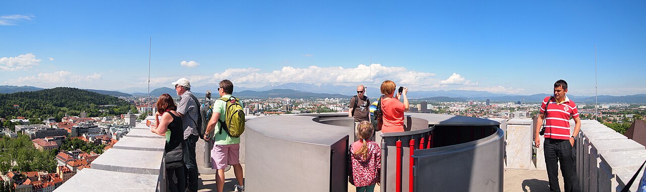 전망대 위 여행자들과 붉은 지붕 도심이 보이는 류블랴나 성 전망대 풍경