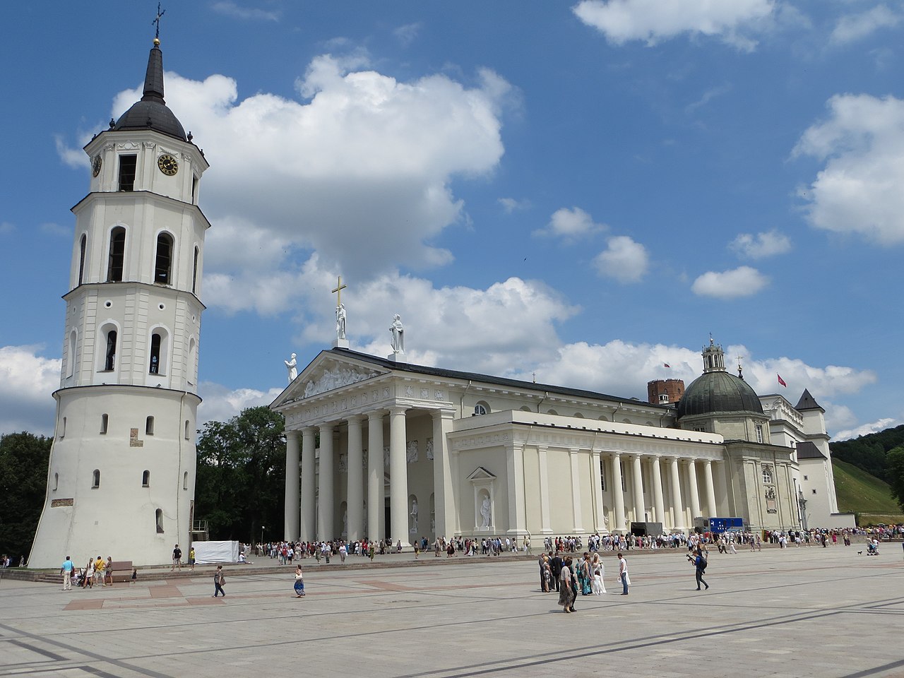 하얀 종탑과 신고전주의 외관이 보이는 빌뉴스 대성당 광장 전경