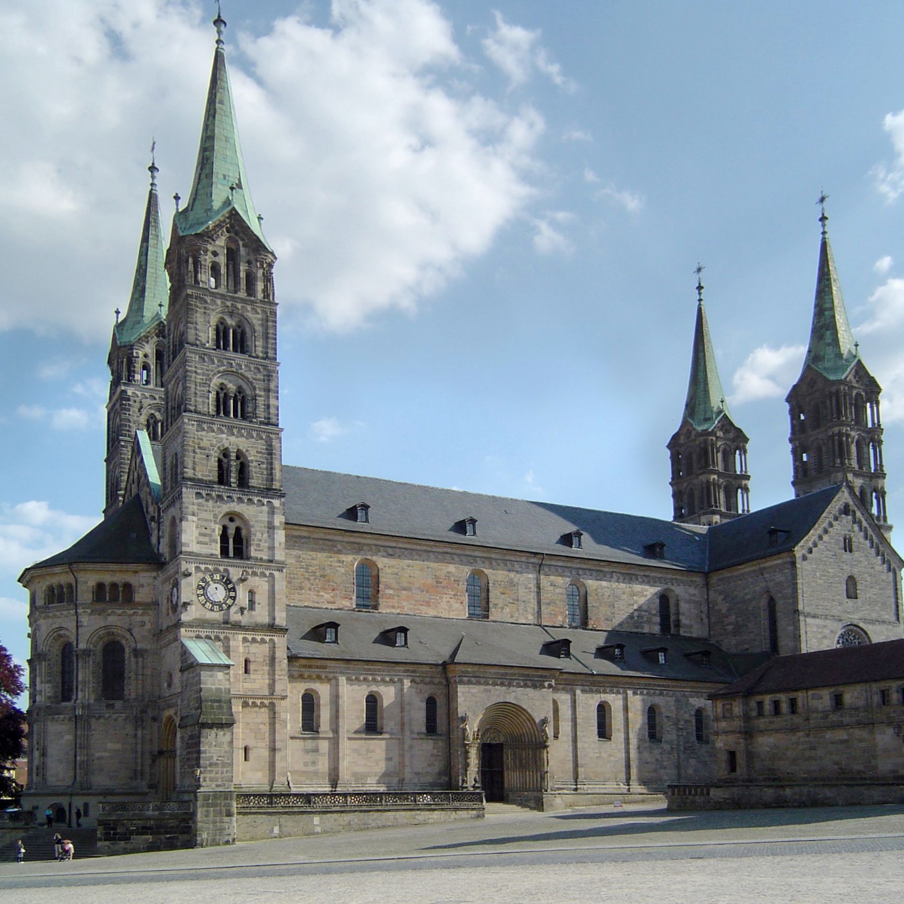 네 개의 첨탑이 보이는 밤베르크 대성당 정면 외관