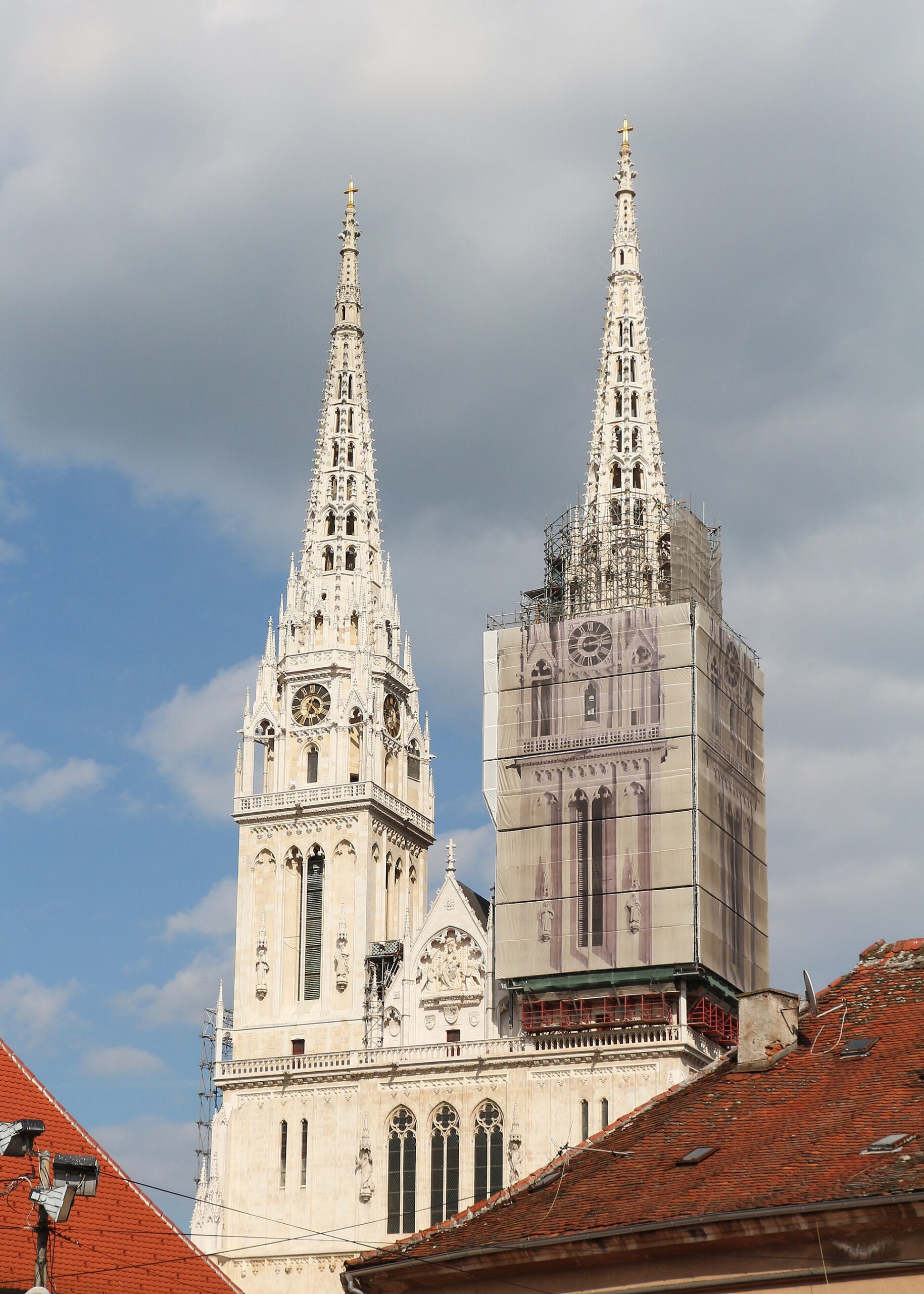자그레브 대성당의 네오고딕 첨탑과 정면 외관