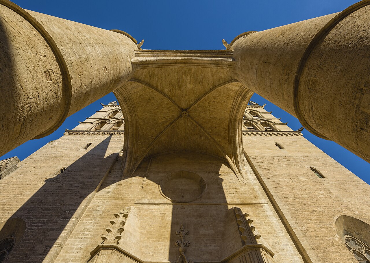 몽펠리에 생피에르 대성당의 거대한 원통 기둥과 정면 외관