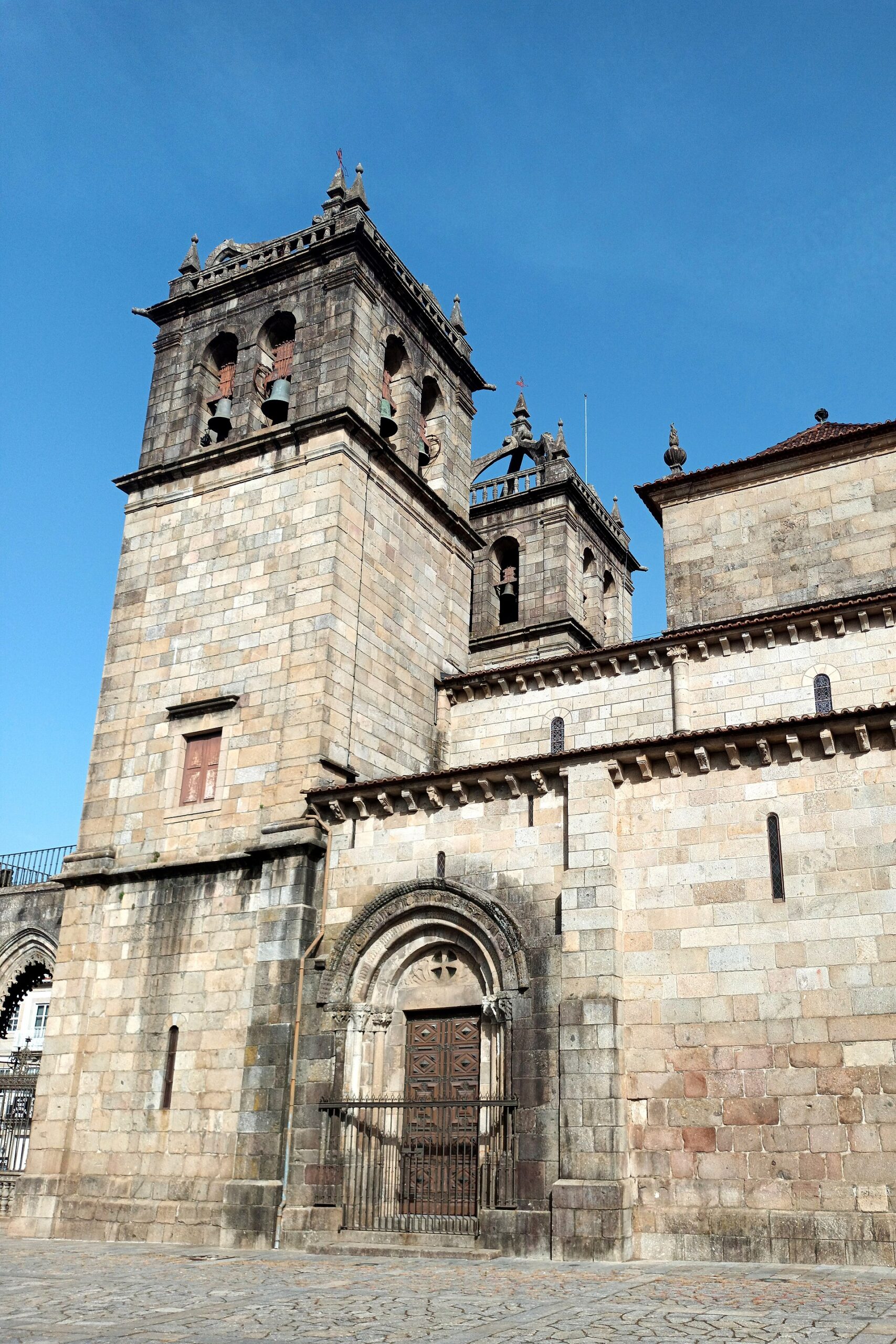 브라가 역사 중심부에 있는 브라가 대성당 외관