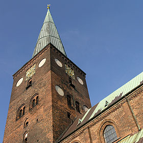 오르후스 대성당의 초록 첨탑과 붉은 벽돌 타워