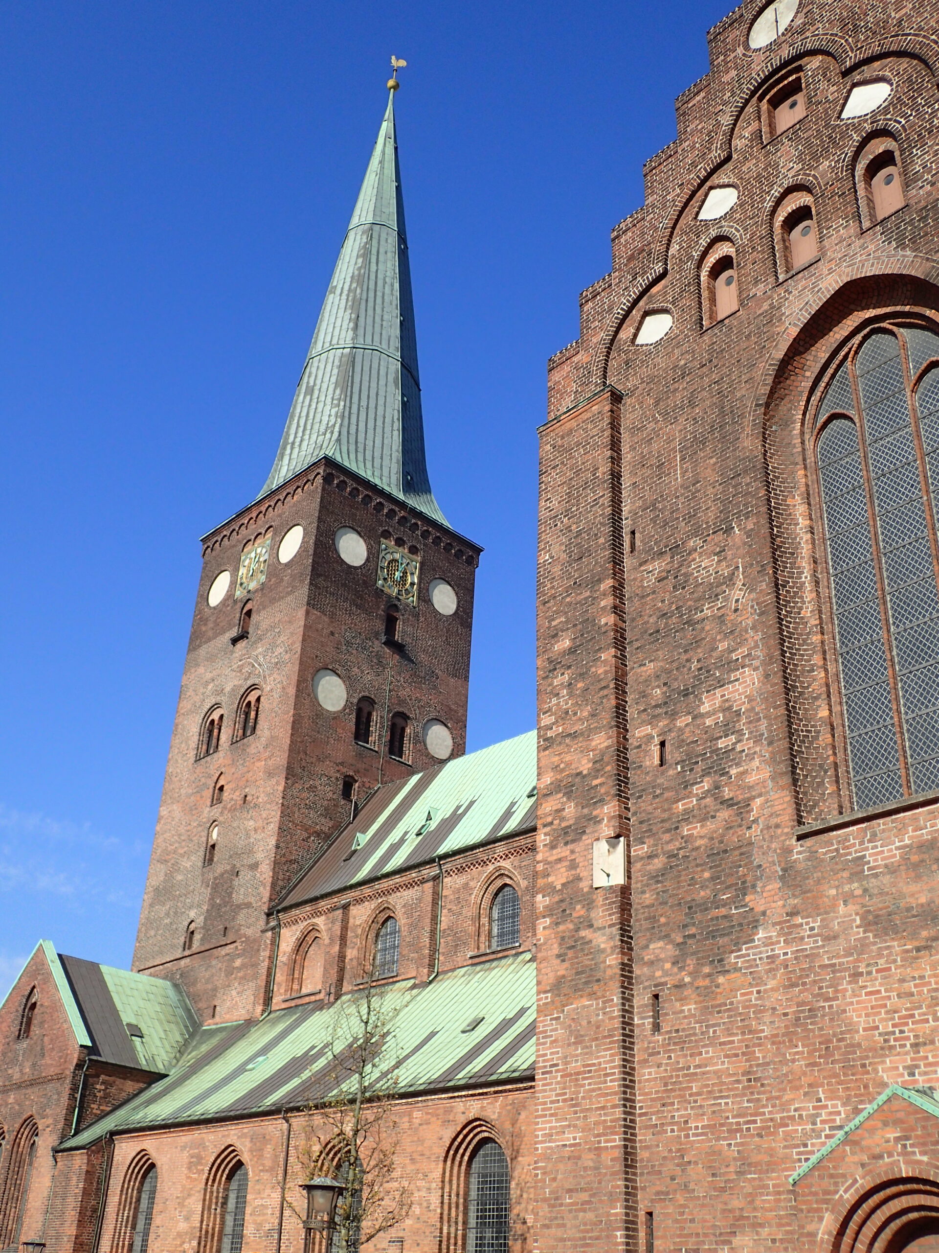 오르후스 대성당의 초록 첨탑과 붉은 벽돌 타워