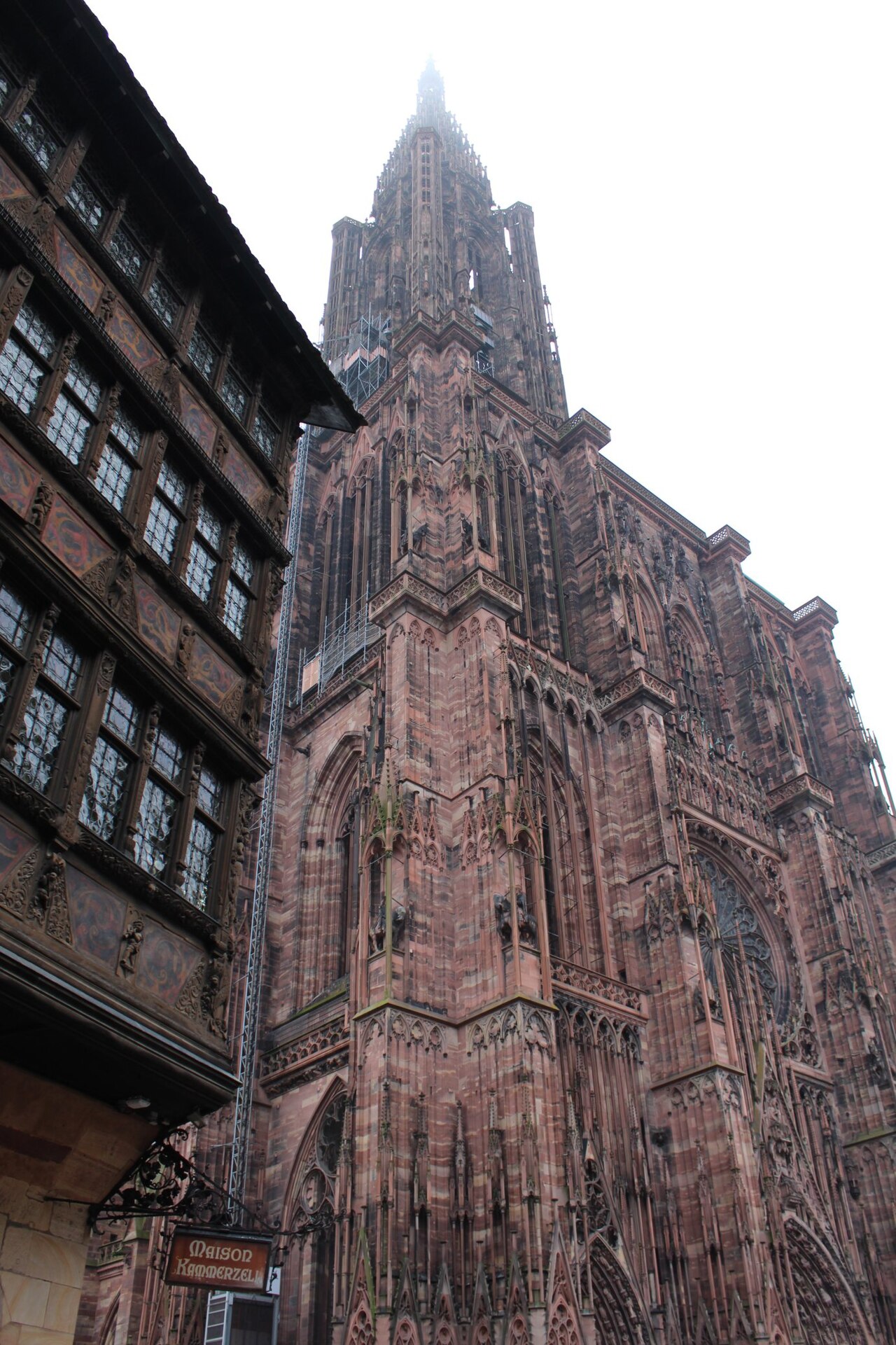 메종 카메르첼 옆 골목에서 올려다본 스트라스부르 대성당 첨탑