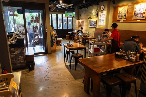 서울 종로 청진옥 내부 식사 공간과 테이블, 벽면 사진이 보이는 실내