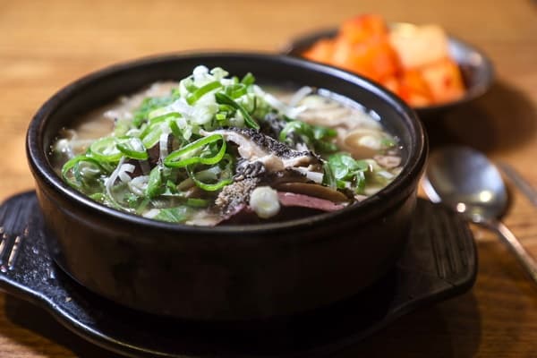 서울 종로 청진옥 해장국 한 그릇과 파, 김치가 놓인 테이블