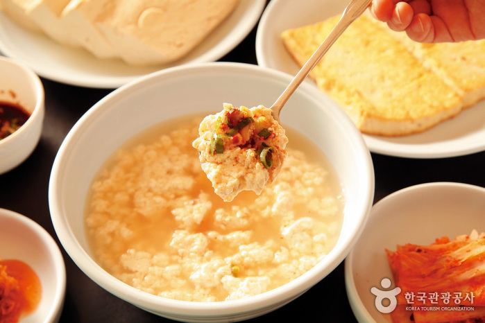 숟가락으로 떠 올린 초당할머니순두부의 부드러운 순두부 질감