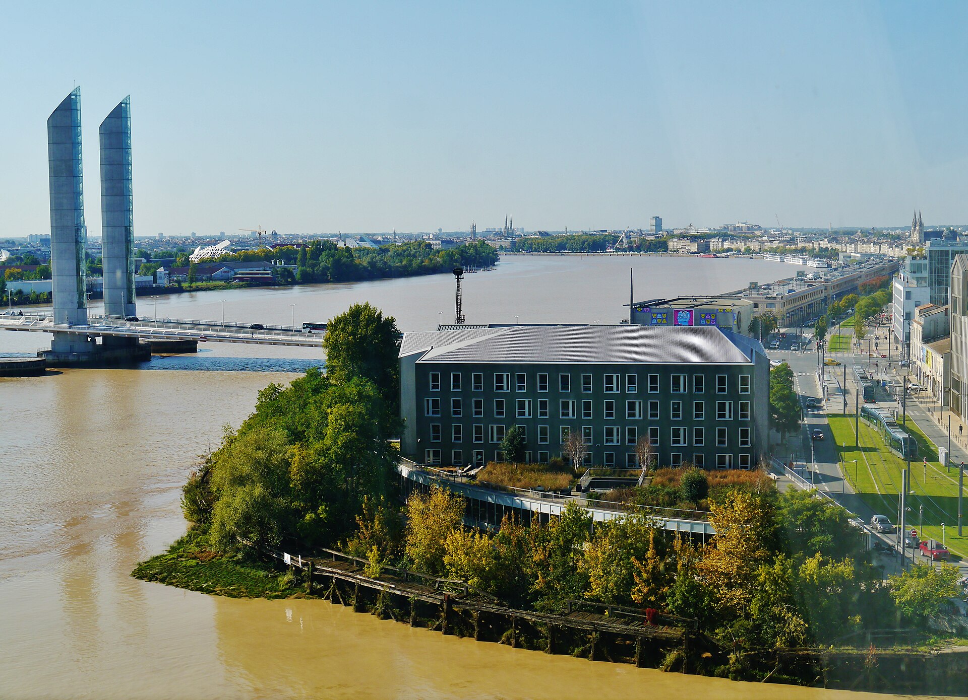 보르도 시테 뒤 뱅 주변에서 보이는 가론강과 샤방 델마스 다리 전경