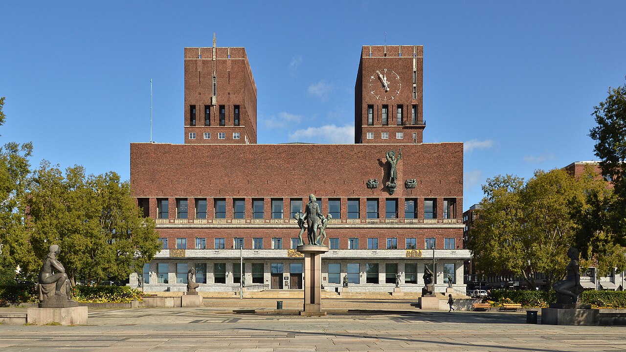 붉은 벽돌 쌍둥이 타워와 시계가 보이는 오슬로 시청사 정면 광장 풍경