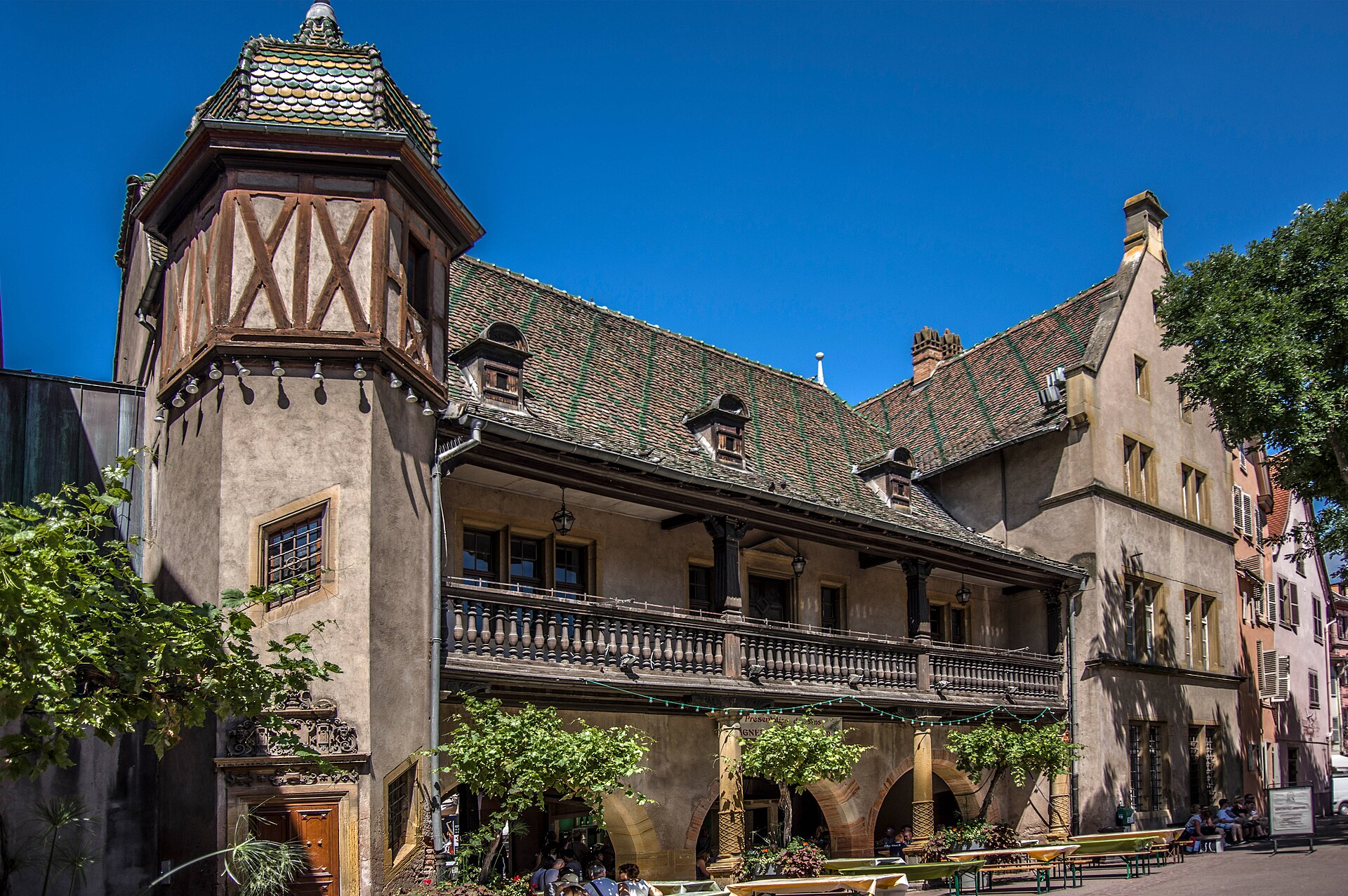 프랑스 콜마르 구시가지의 붉은 지붕과 아치 구조가 보이는 코이프후스 건물 외관