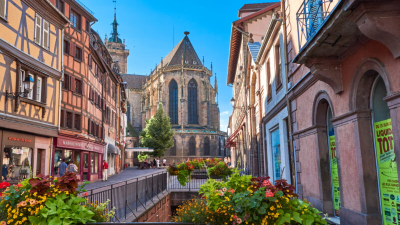 프랑스 알자스 콜마르 구시가지 지붕 너머로 보이는 생마르탱 성당 전경